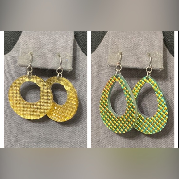 Set of 2 Acrylic Boho Dangling pierced Earrings - Picture 1 of 12